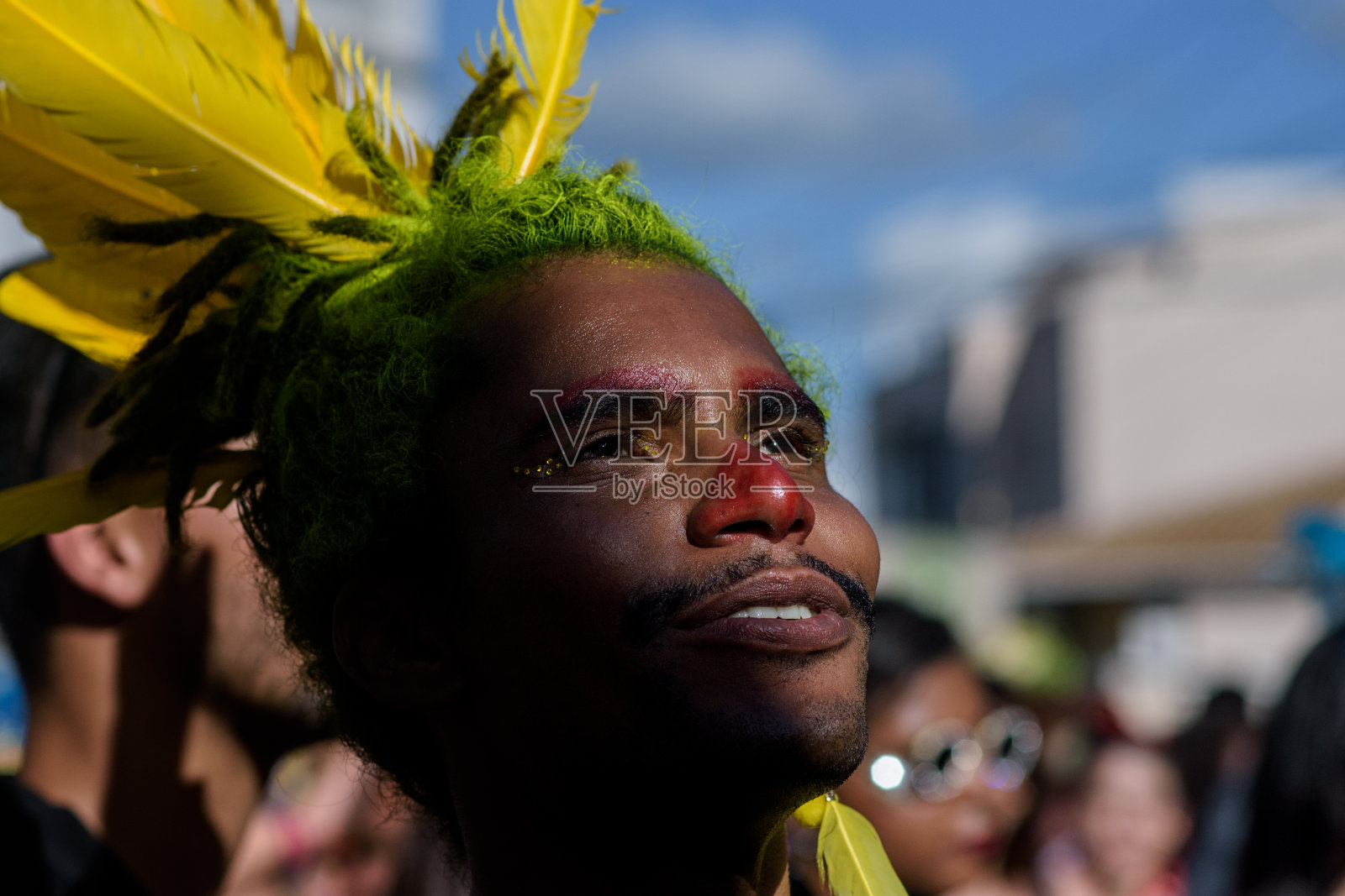 一个穿着戏服的年轻黑人照片摄影图片