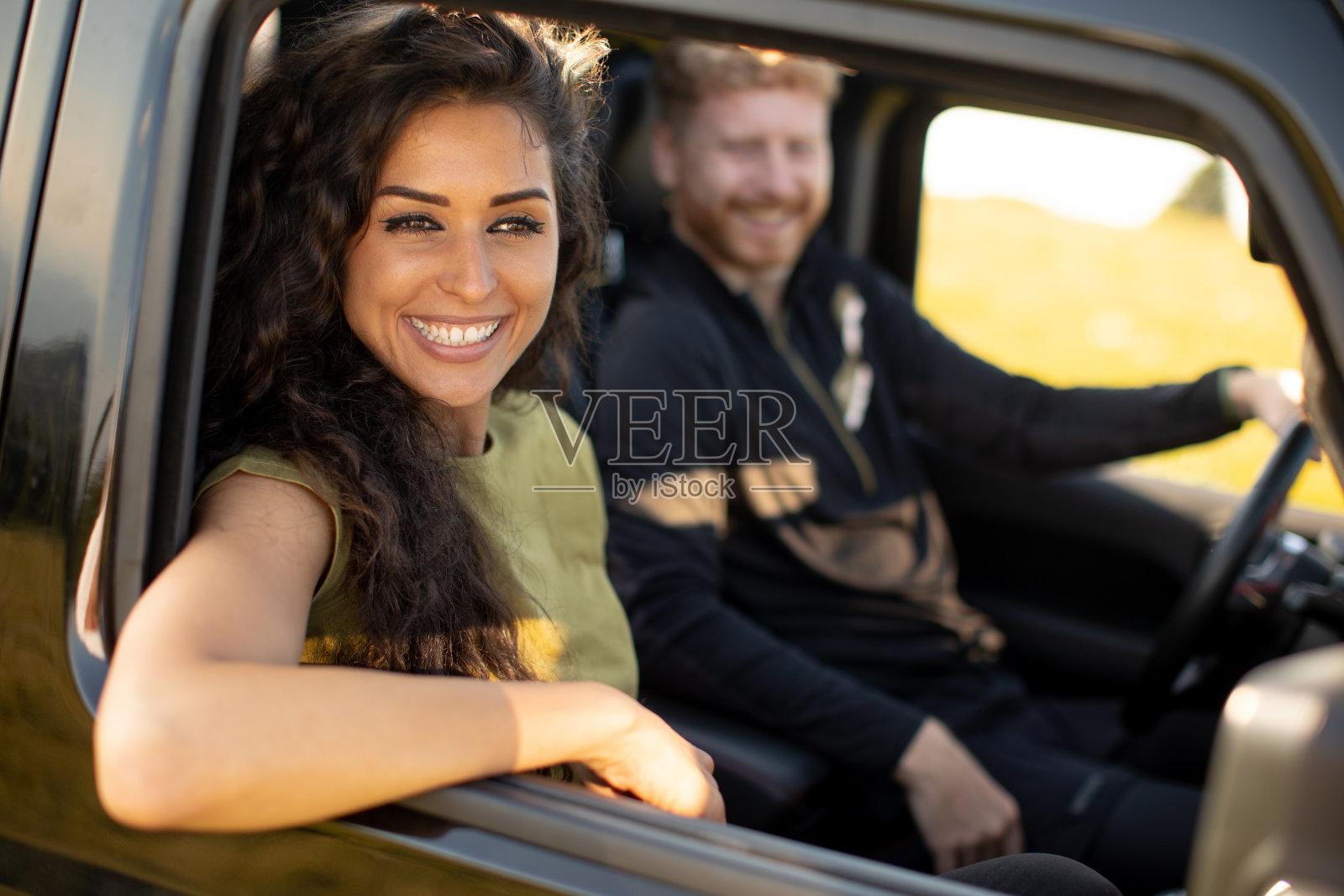 情侣在公路旅行中玩得很开心照片摄影图片