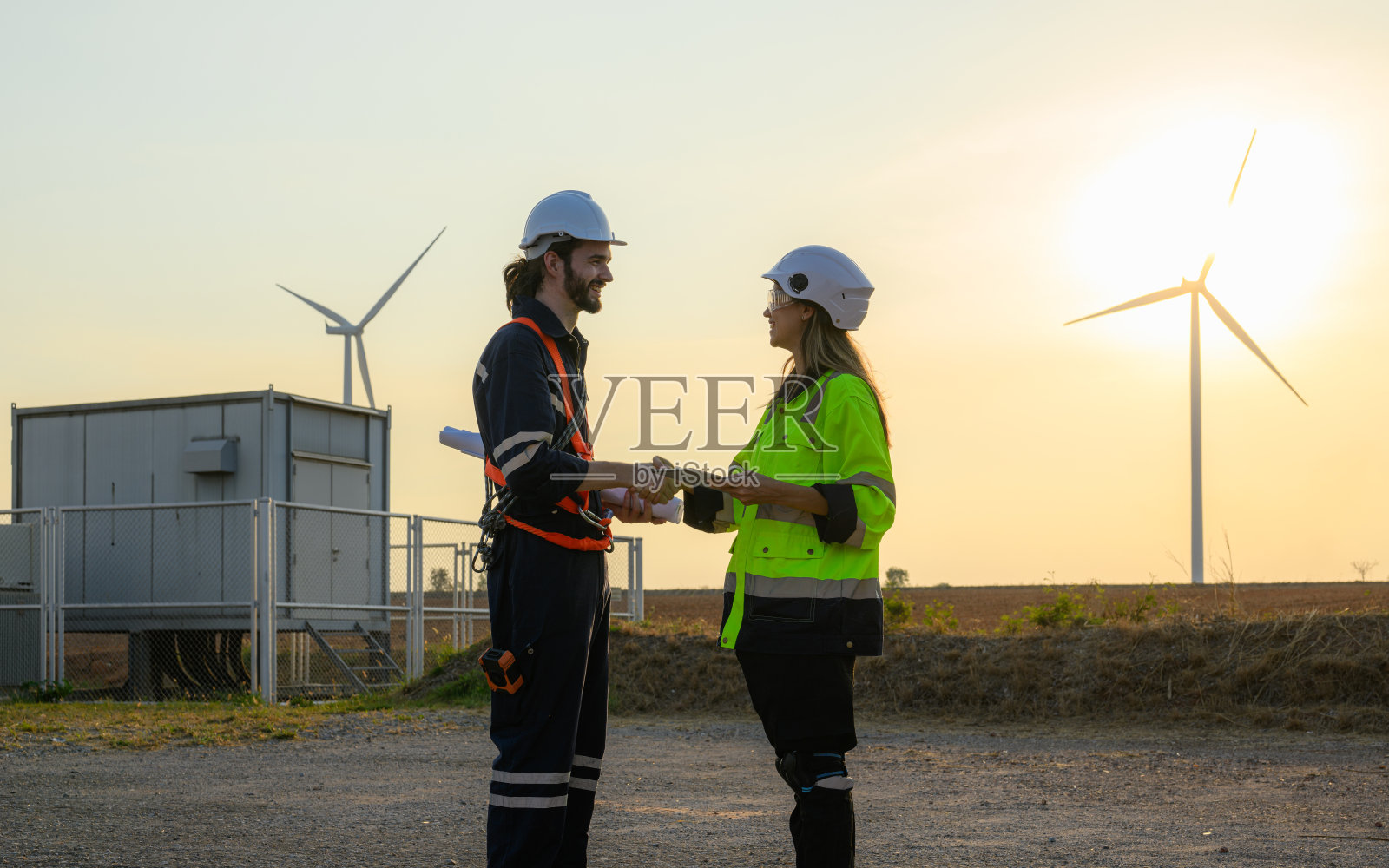 一对工程师技术员在涡轮农场快乐地一起工作照片摄影图片