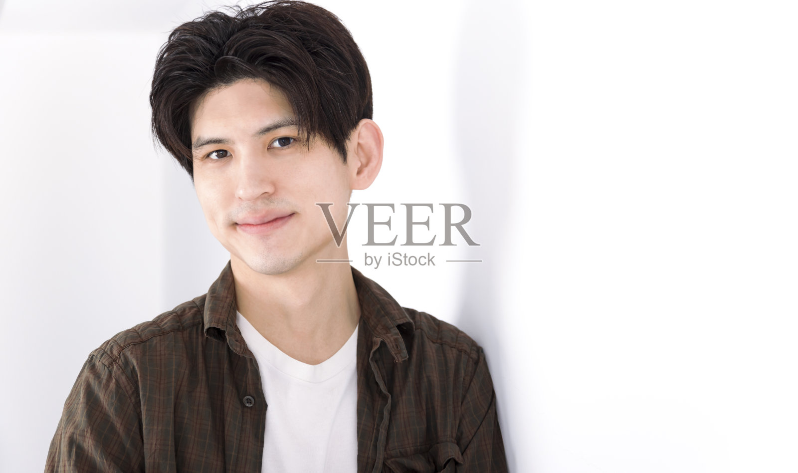 画像英俊的年轻人与健康的面孔照片摄影图片