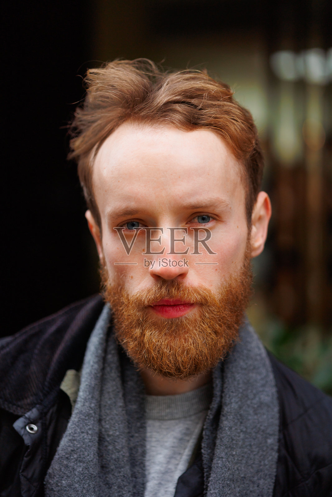 特写肖像的一个大胡子男子在户外照片摄影图片