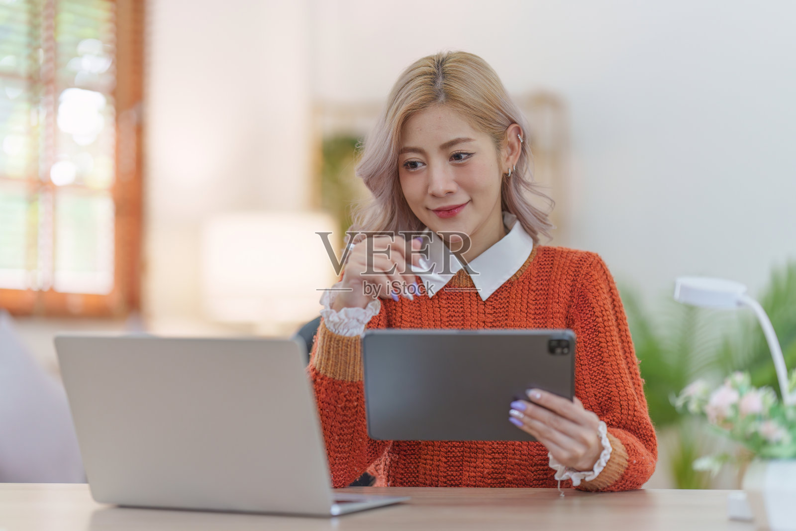 漂亮的商业女性分析和研究与财务图表在家里办公室。策略,图表,财务报告概念照片摄影图片