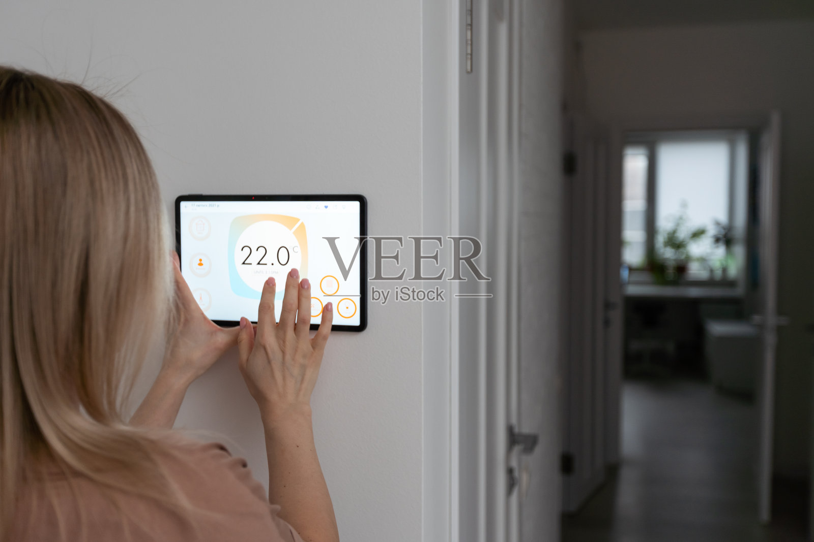 女人用智能手机控制家庭连接接口照片摄影图片