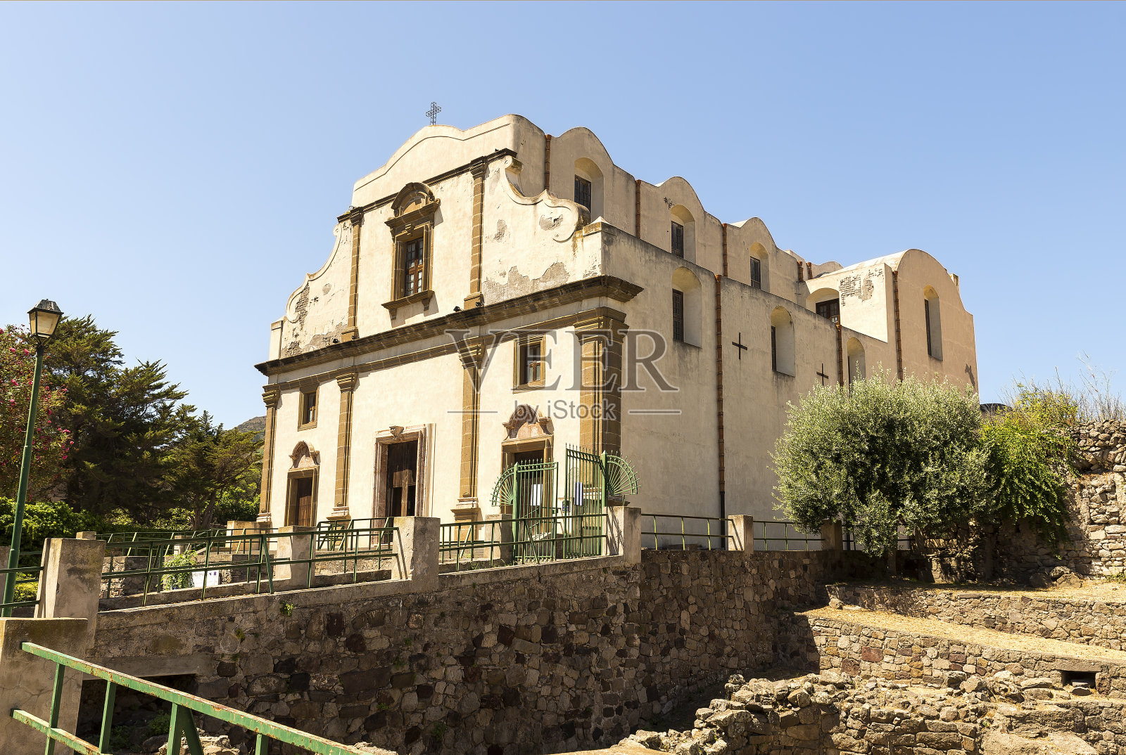 意大利墨西拿省利帕里的考古区和圣母无玷教堂(Chiesa di Maria Santissima Immacolata)。照片摄影图片