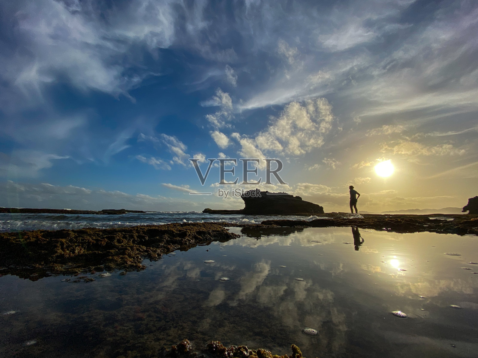 女人在海面上欣赏日落照片摄影图片