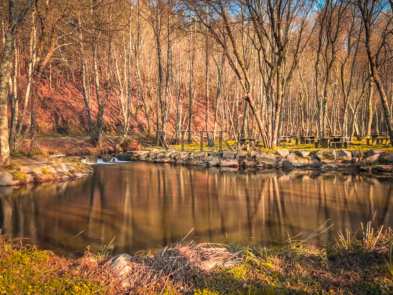 位于葡萄牙圣玛丽亚达费拉市皮盖罗斯乌马河畔的纳岱斯休闲公园照片摄影图片