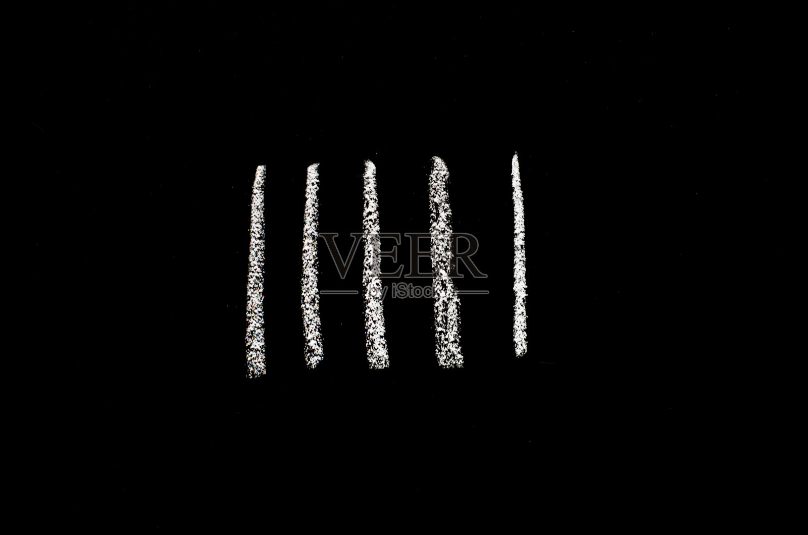 黑板上有五根棍子照片摄影图片