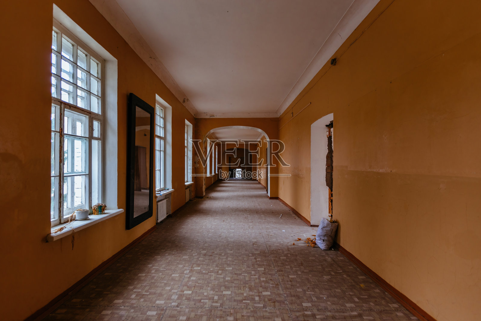 废弃建筑的黑暗令人毛骨悚然的走廊照片摄影图片