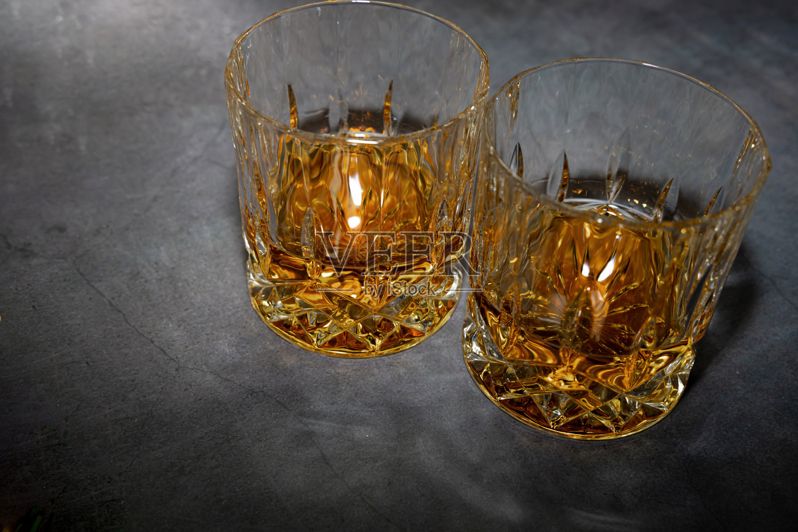 两杯威士忌照片摄影图片