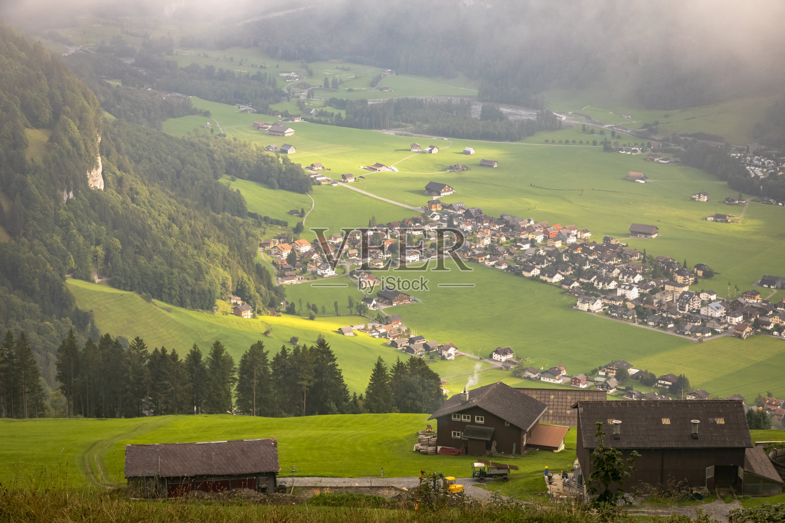 在瑞士奥瓦尔登州,阿尔卑斯山上的恩格尔堡村在戏剧性的日落照片摄影图片