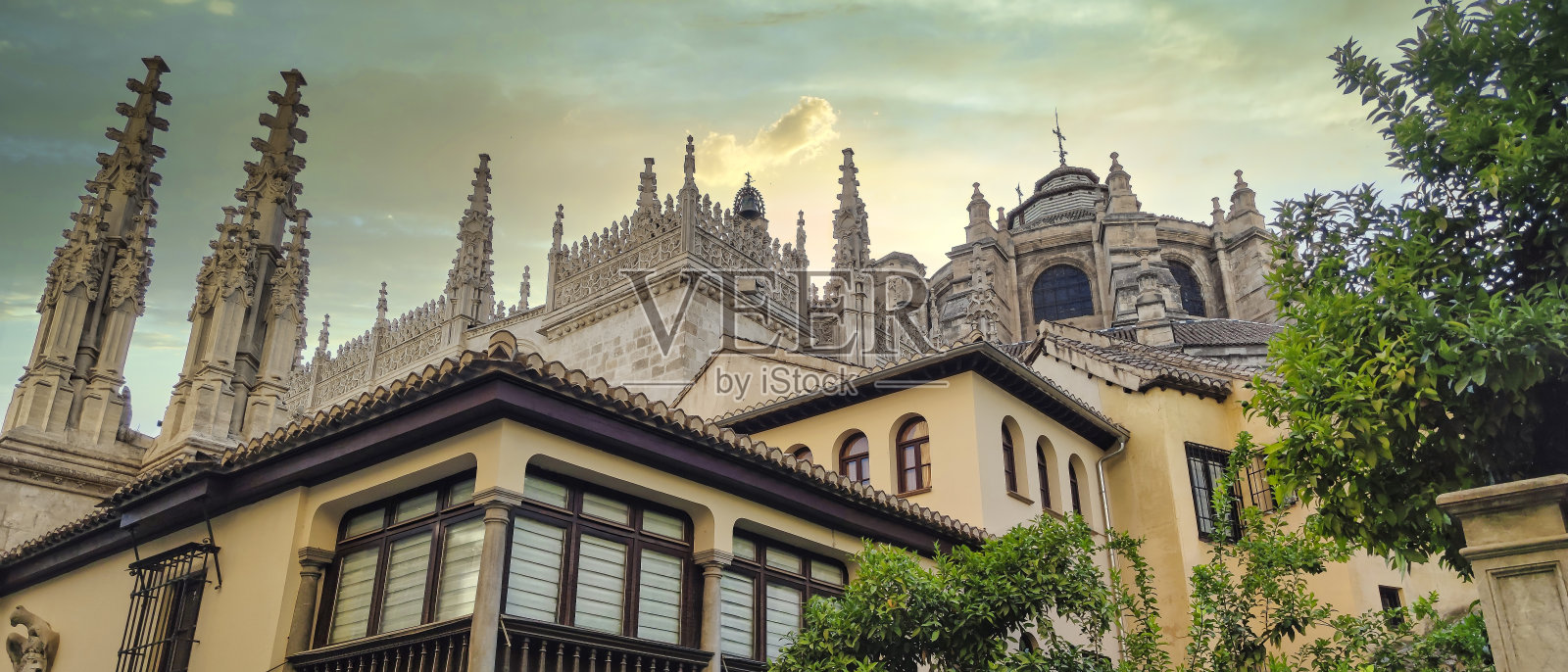 日出在历史悠久的16世纪大教堂和巴洛克风格的城市,西班牙格拉纳达照片摄影图片