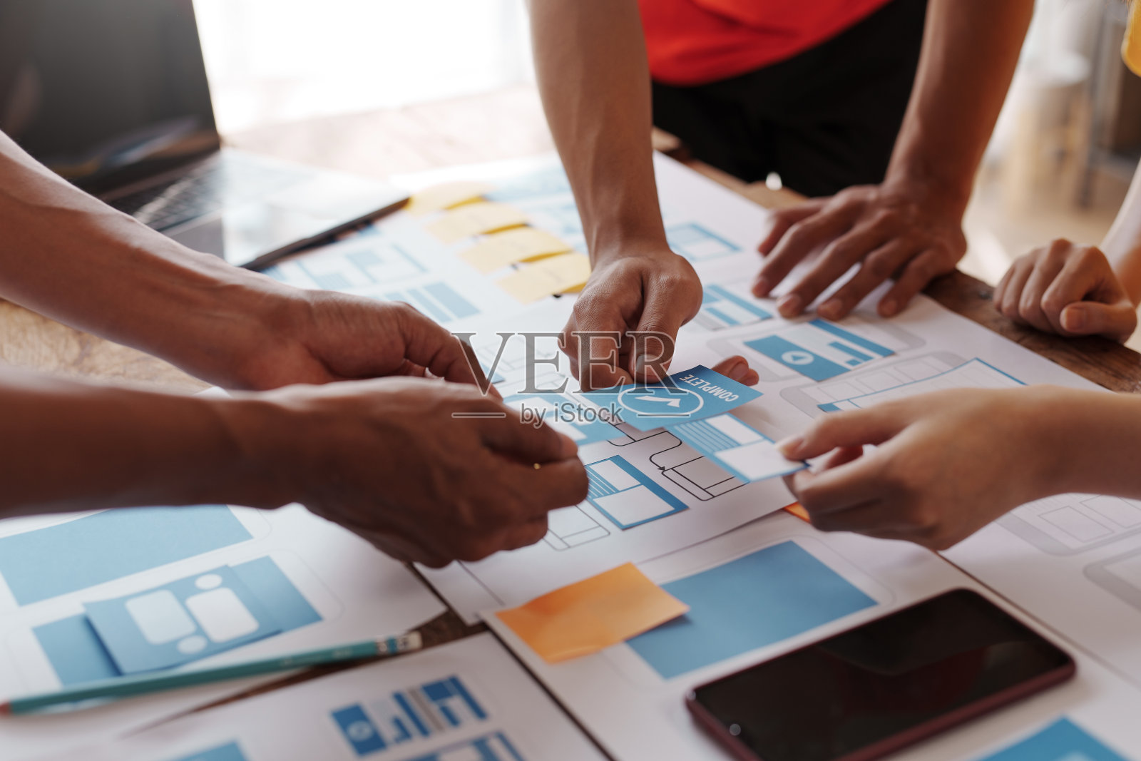 各种应用系统在手机功能,使其运行更高效和稳定。照片摄影图片