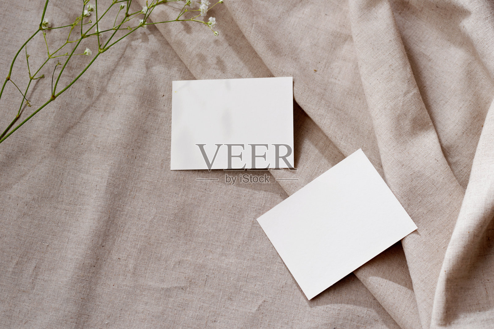 两张空白的卡片,在中性亚麻米色背景上的模型复制空间,唯美的春夏商业品牌模板照片摄影图片