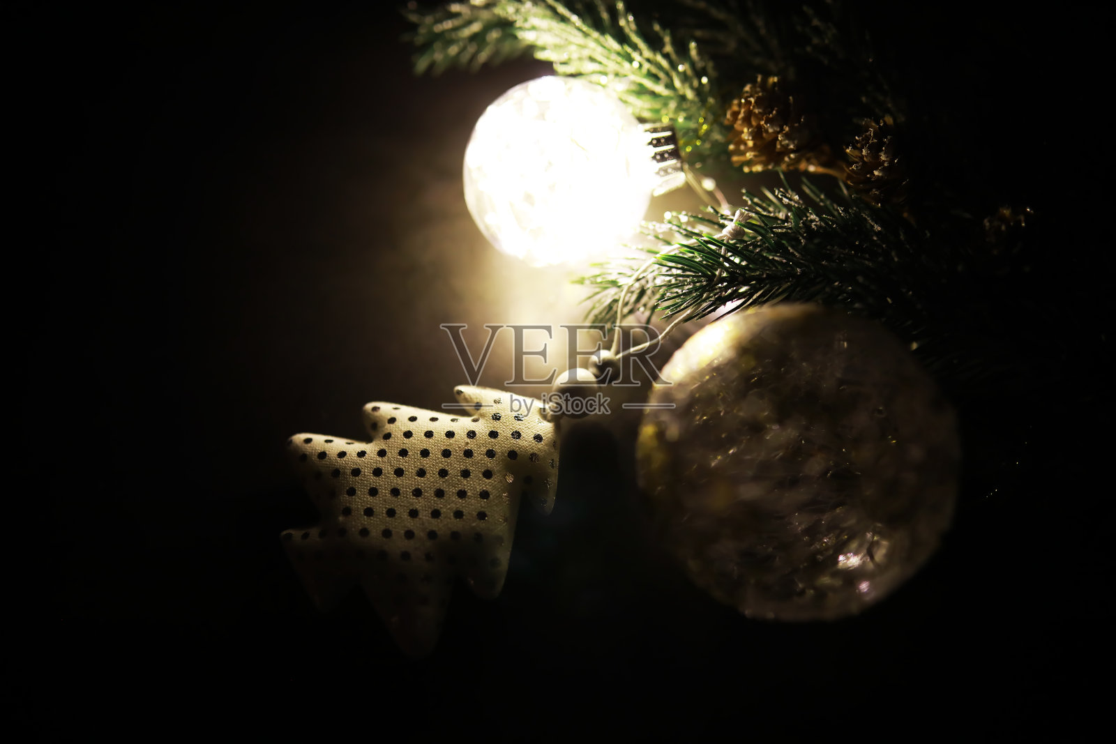 常青树手工制作玩具,花环和冷杉树枝上的石头背景,圣诞贺卡与文字祝愿空间照片摄影图片