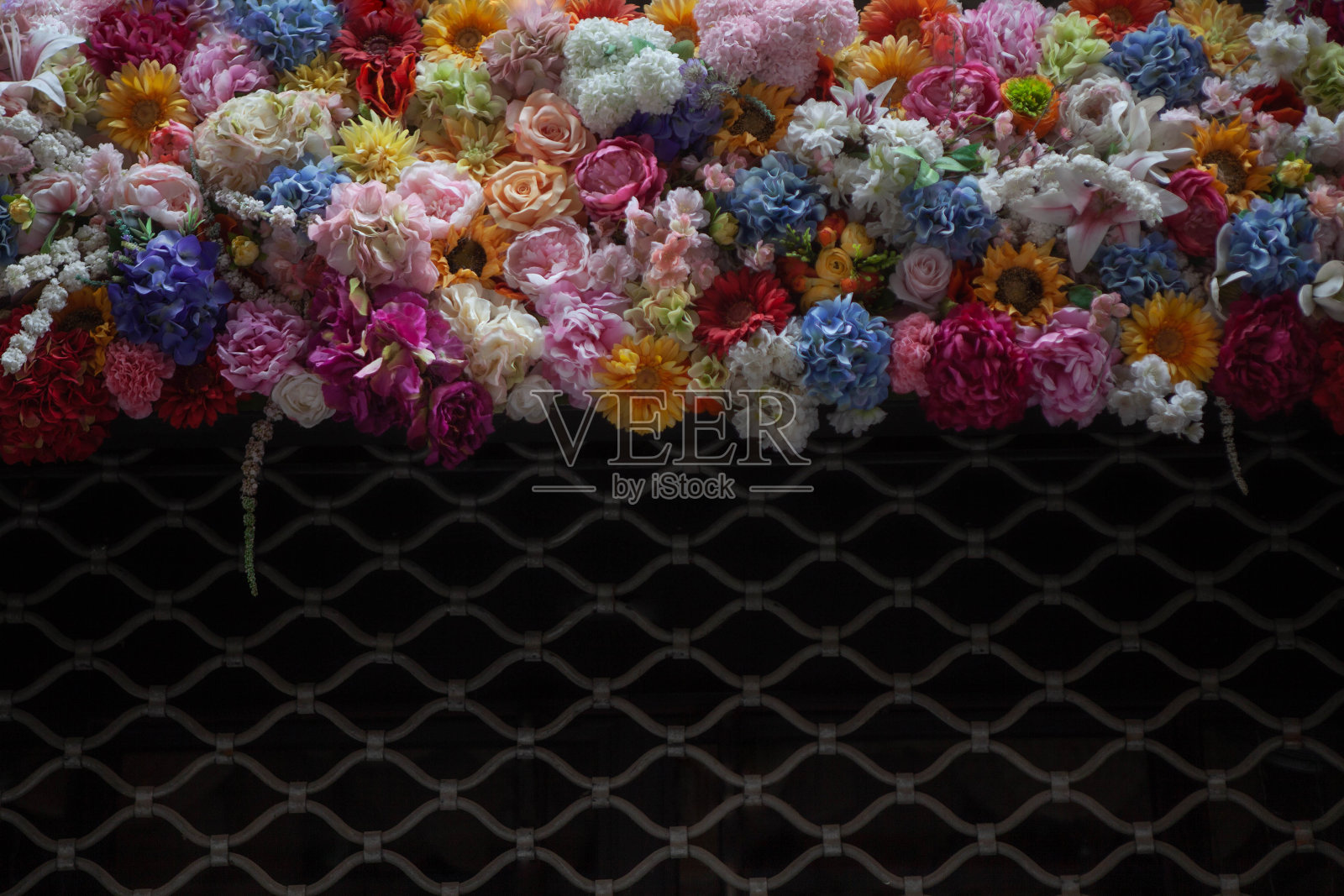 塑料花和铁幕照片摄影图片