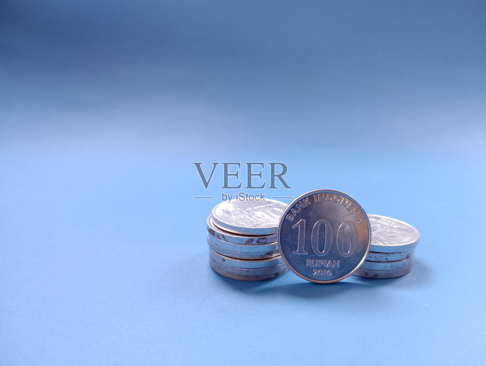 印度尼西亚。25-03-2023。印尼银行长期发行的一系列印尼硬币照片摄影图片