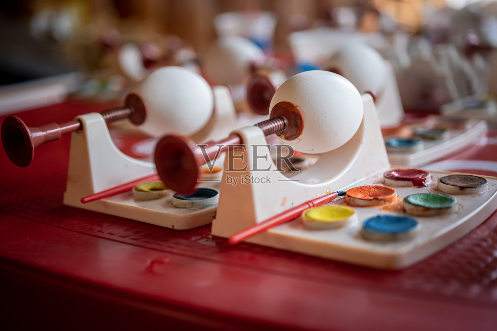 桌上有水彩画工具DIY复活节彩蛋。复活节彩蛋装饰。照片摄影图片