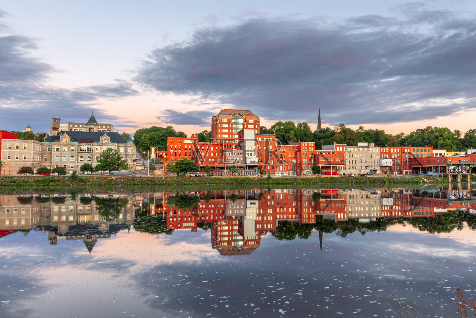 美国缅因州奥古斯塔市中心肯纳贝克河上的天际线照片摄影图片