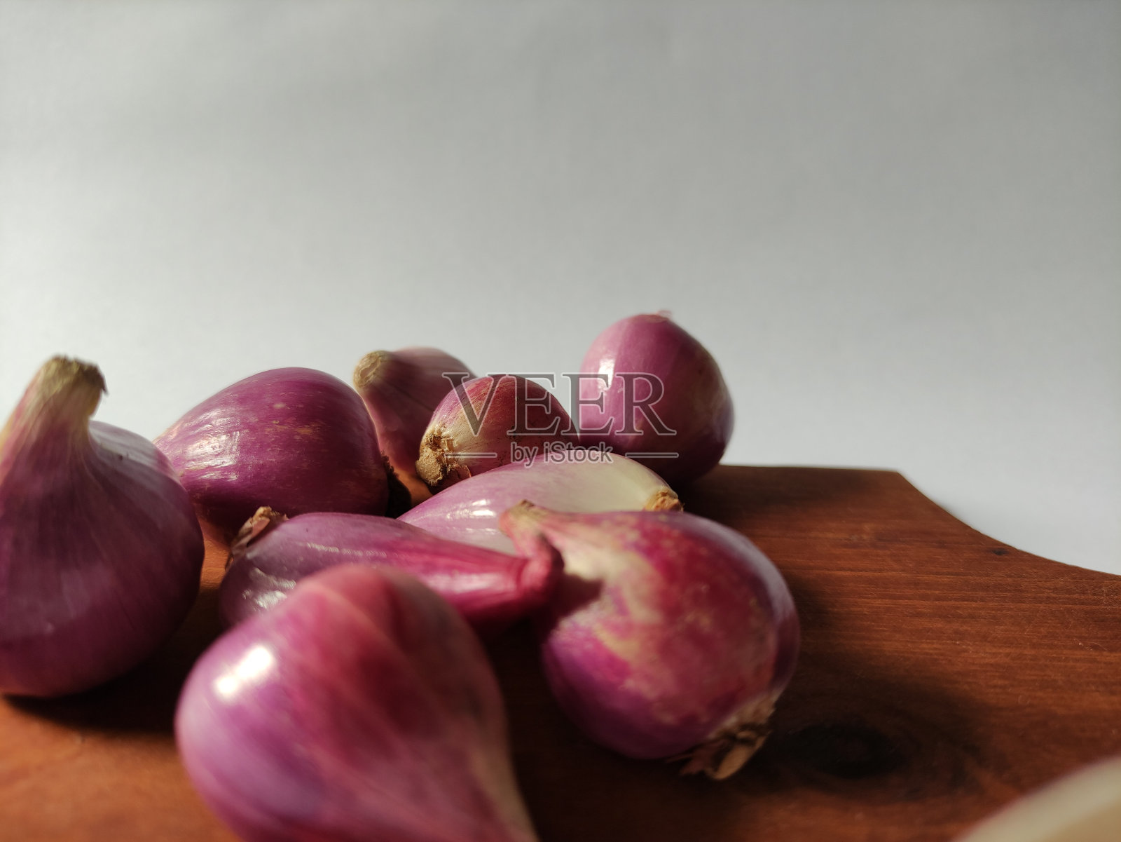 新鲜的红葱头或白洋葱照片摄影图片