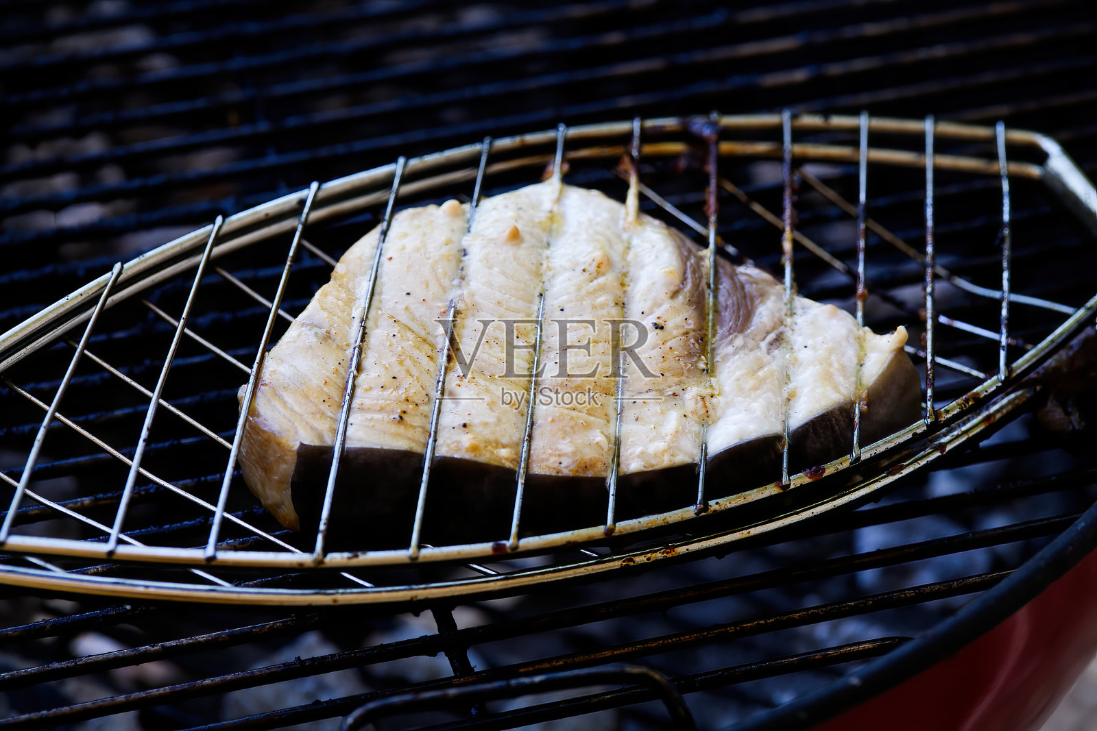 剑鱼牛排烹饪户外烧烤照片摄影图片