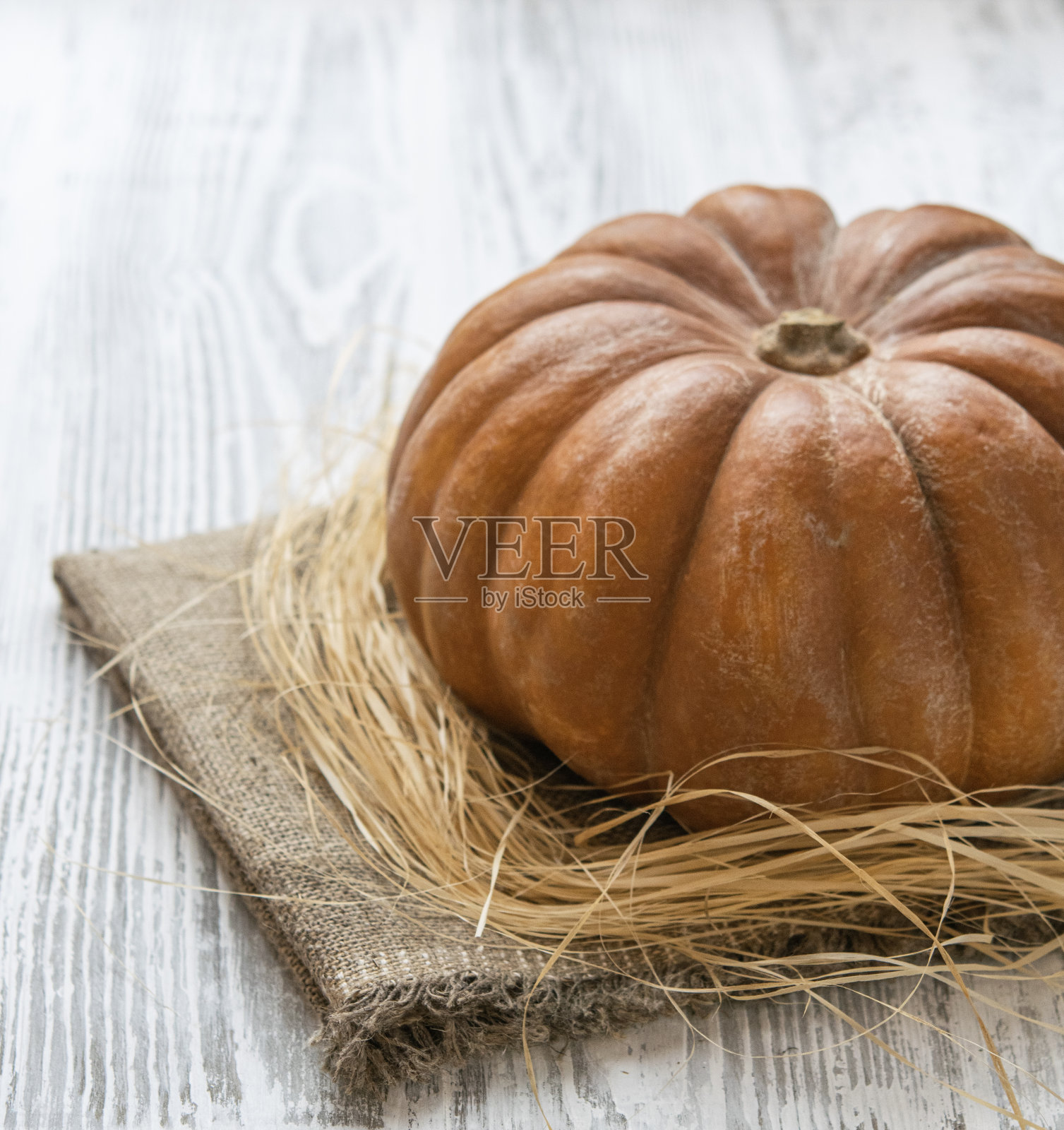 新鲜的大南瓜,白色的木制背景。种植健康环保的蔬菜。乡村风格。照片摄影图片