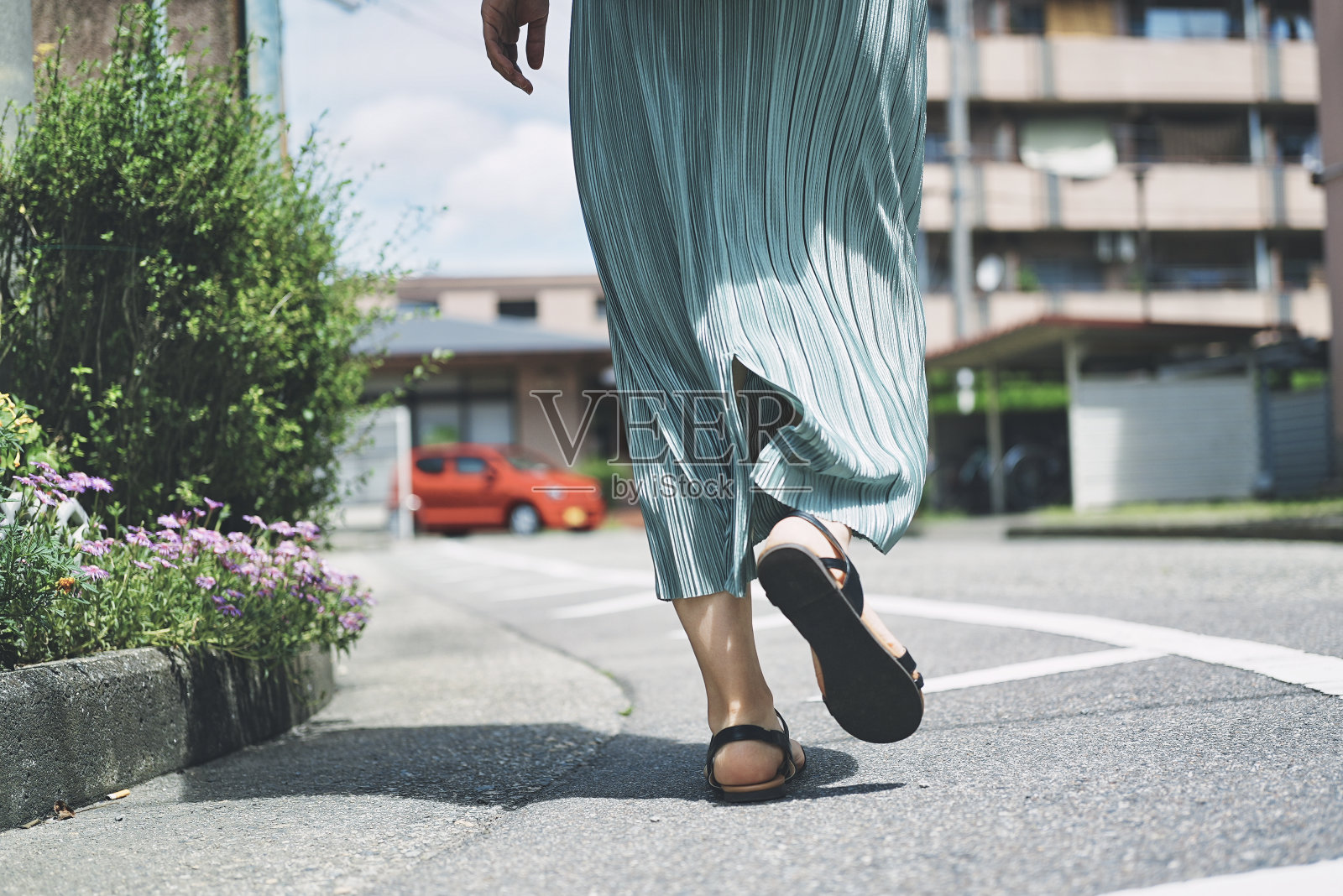 一个行走的女人的脚照片摄影图片