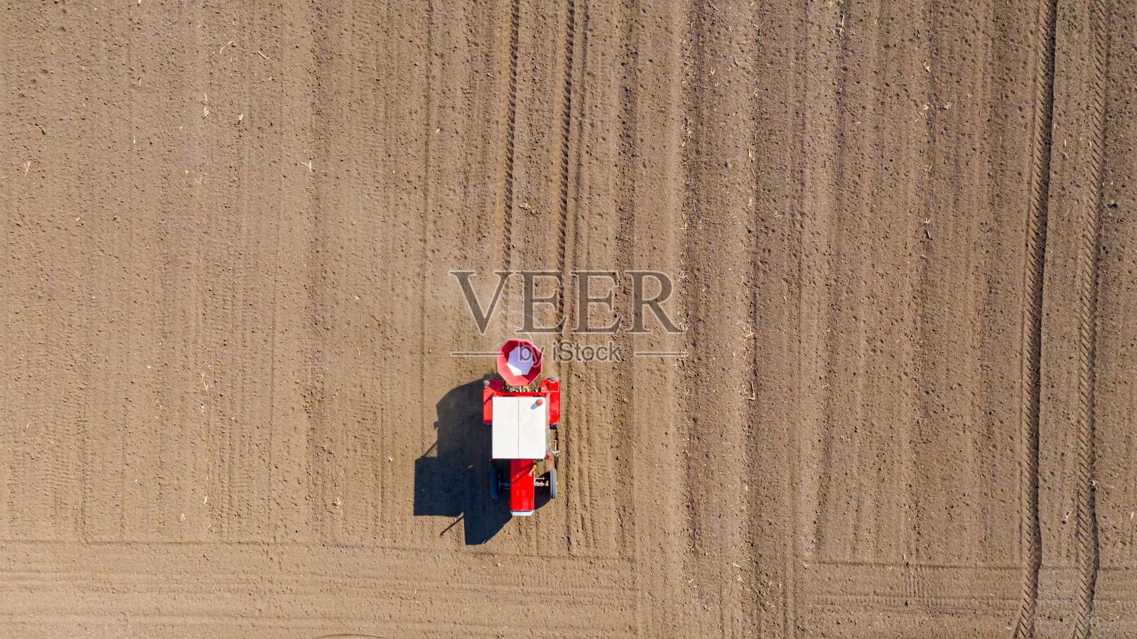拖拉机在农田上施肥的鸟瞰图照片摄影图片