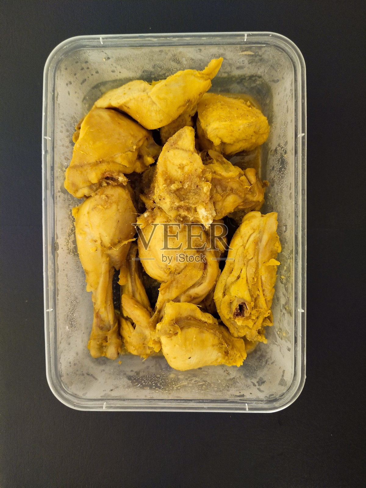 用传统印尼香料煮过的鸡肉块照片摄影图片