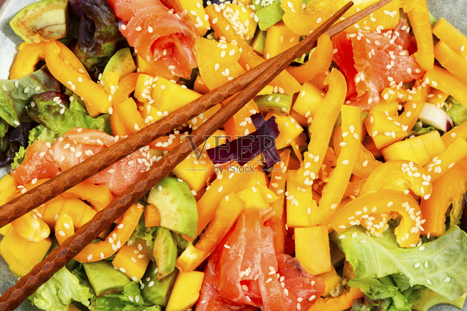 亚洲沙拉配鳟鱼,健康餐照片摄影图片