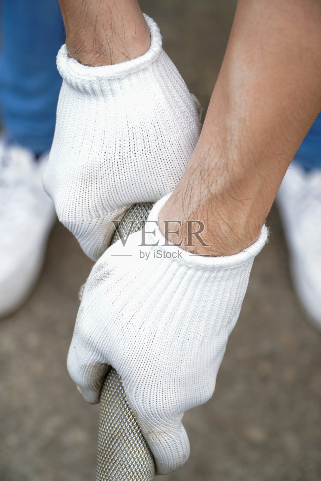 汽车维修概念,一个戴白手套的人拿着钢管的手,一个人用千斤顶举起一辆车照片摄影图片