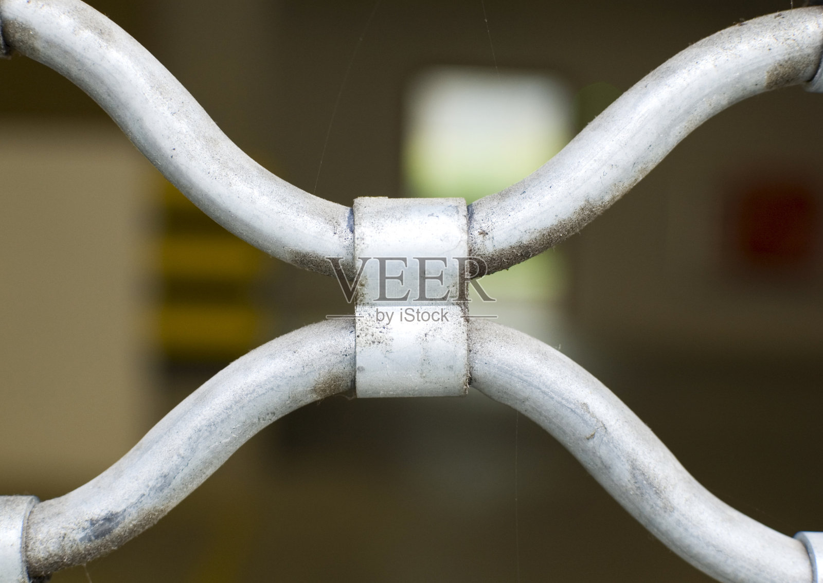 金属围栏模块接近。照片摄影图片