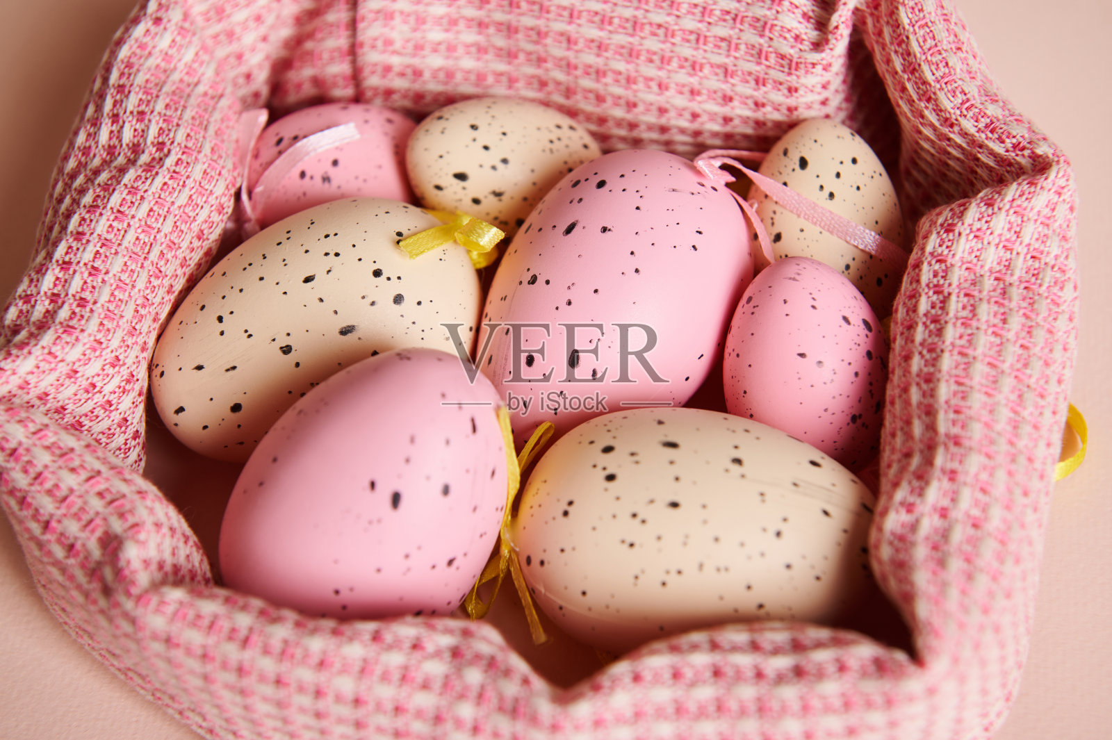 复活节彩蛋,粉红色和奶油装饰,孤立的米色背景。最小的复活节概念。复活节快乐卡。俯视图照片摄影图片