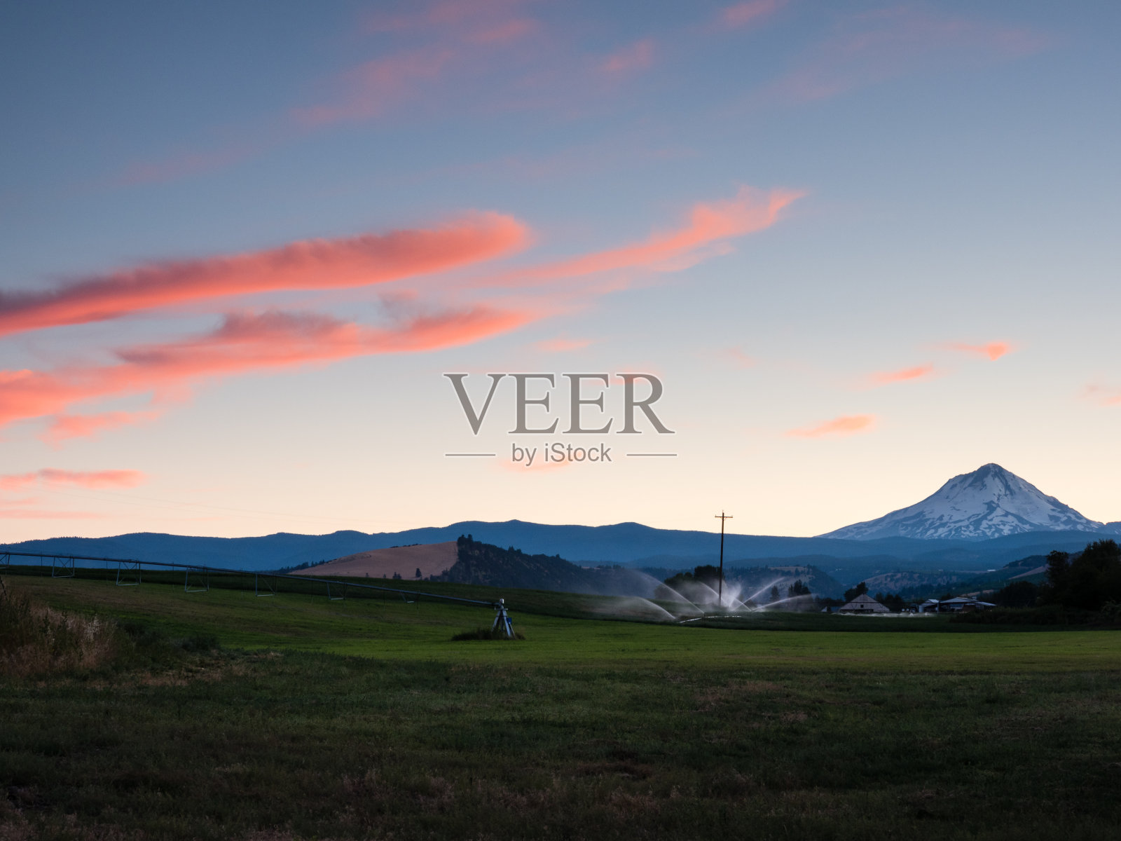 日落在胡德山附近的农田-美国俄勒冈州照片摄影图片