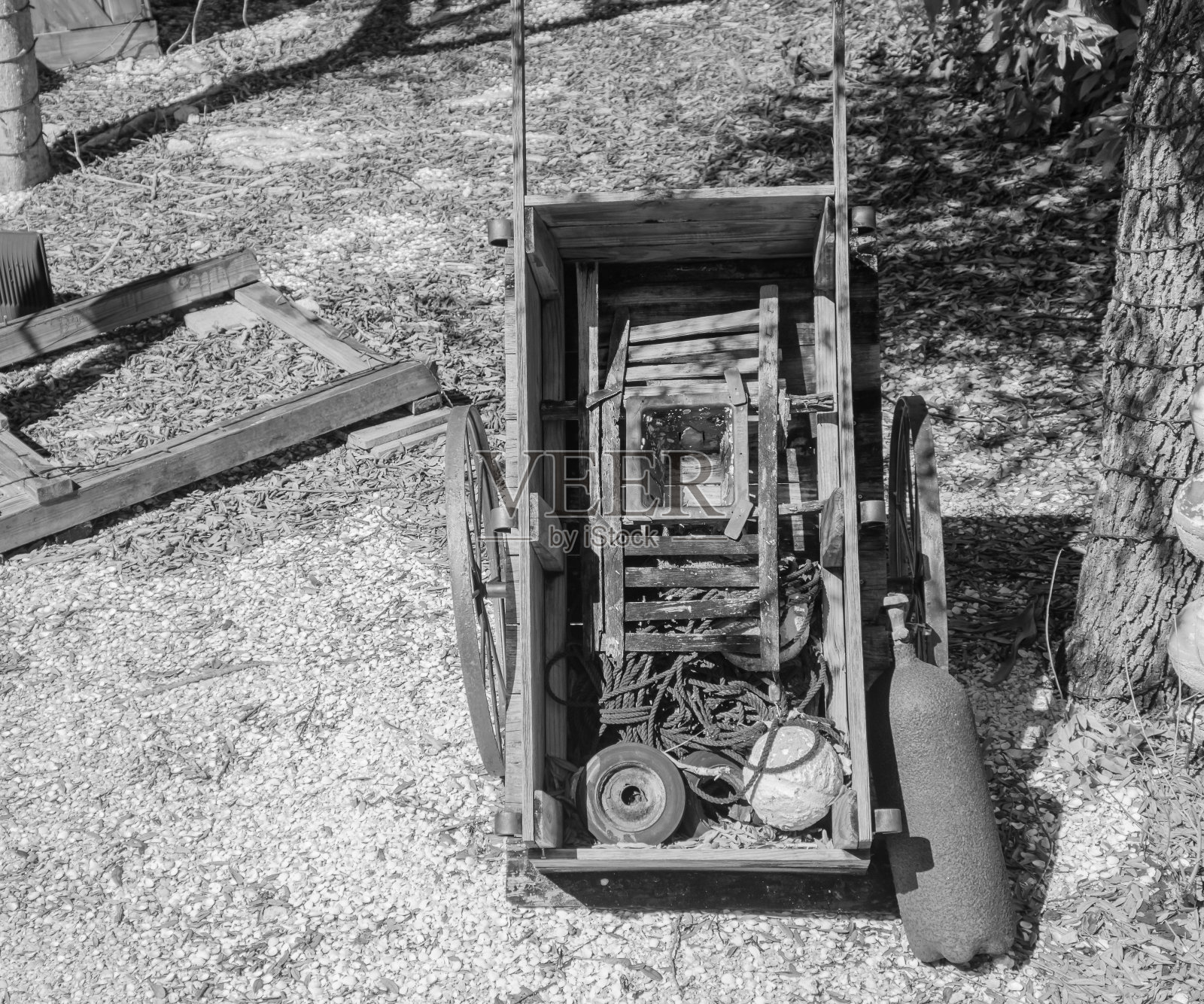 废弃在公园里的旧手推车照片摄影图片