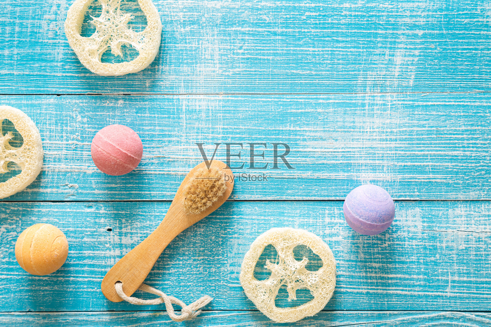 温泉成分与刷子和浴弹,平敷设。照片摄影图片