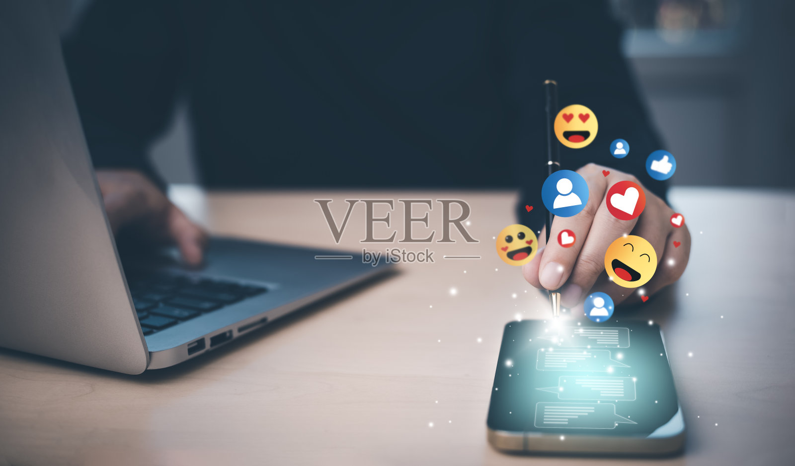 女商人使用笔记本电脑和触摸智能手机和社交媒体和数字在线概念,智能手机与社交媒体,度假生活和玩社交媒体的概念。社会距离照片摄影图片