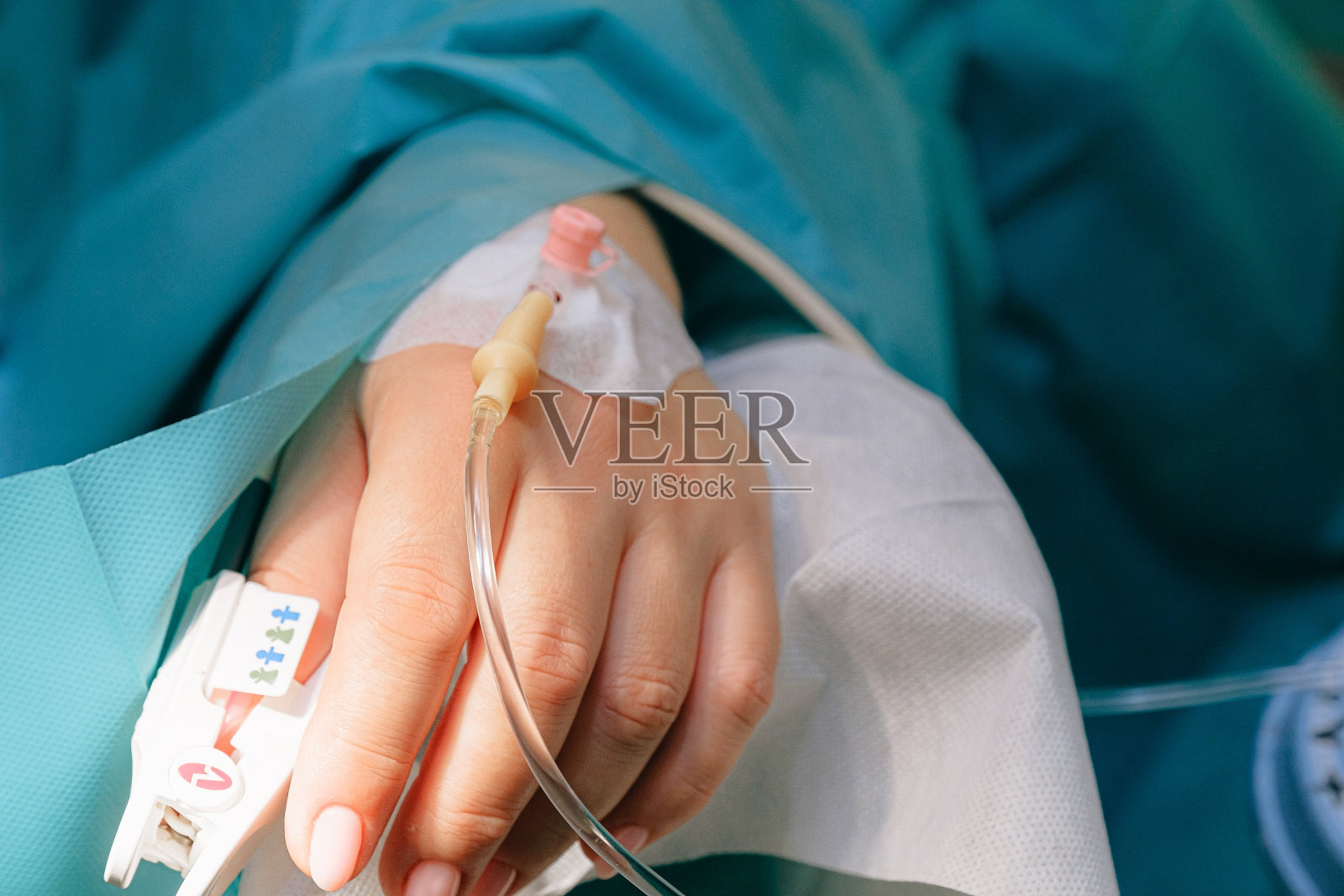 在医院接受治疗和输液的病人的手照片摄影图片