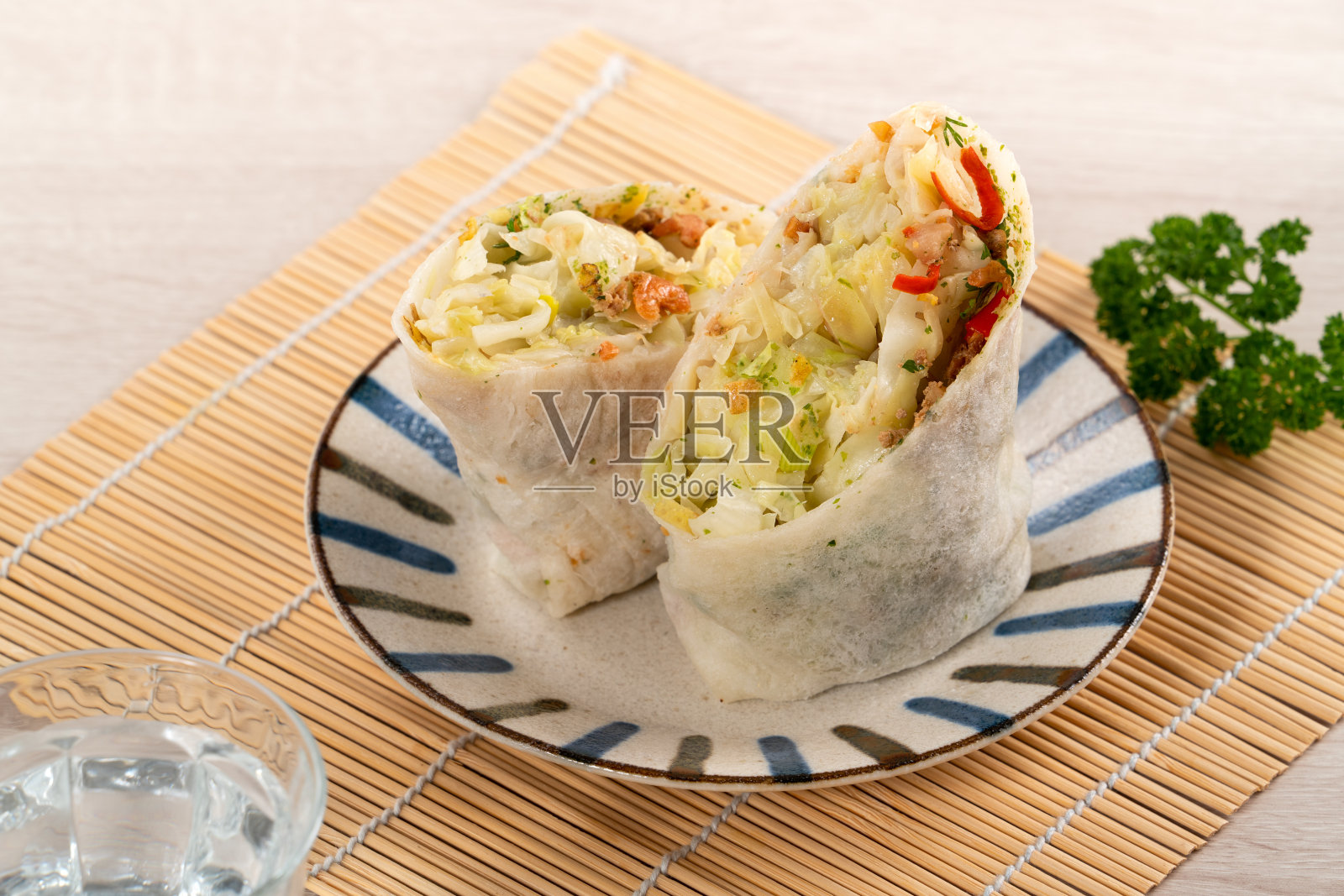 美味的印度薄饼,台湾春卷。照片摄影图片