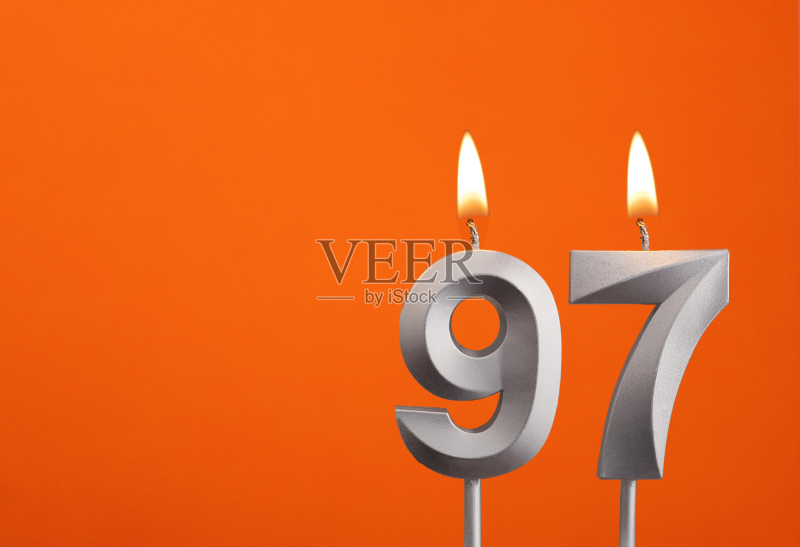 97号蜡烛——橘色背景的生日照片摄影图片