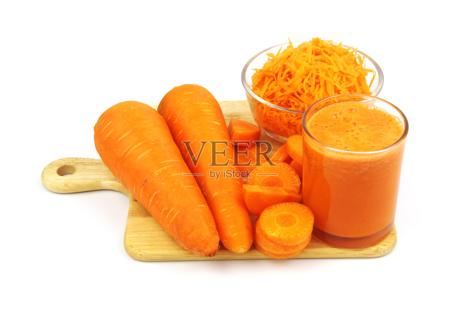 整根胡萝卜,切碎,切片,加胡萝卜汁放在砧板上照片摄影图片