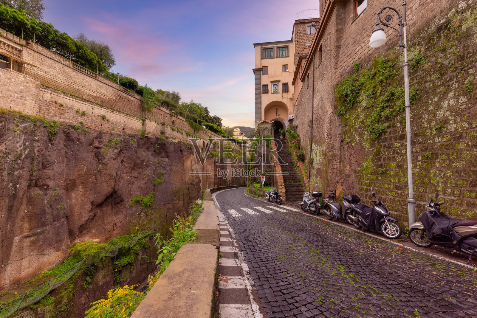 意大利索伦托一个旅游小镇的街道。照片摄影图片