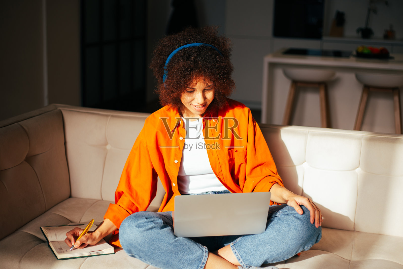 自由职业者的女孩照片摄影图片