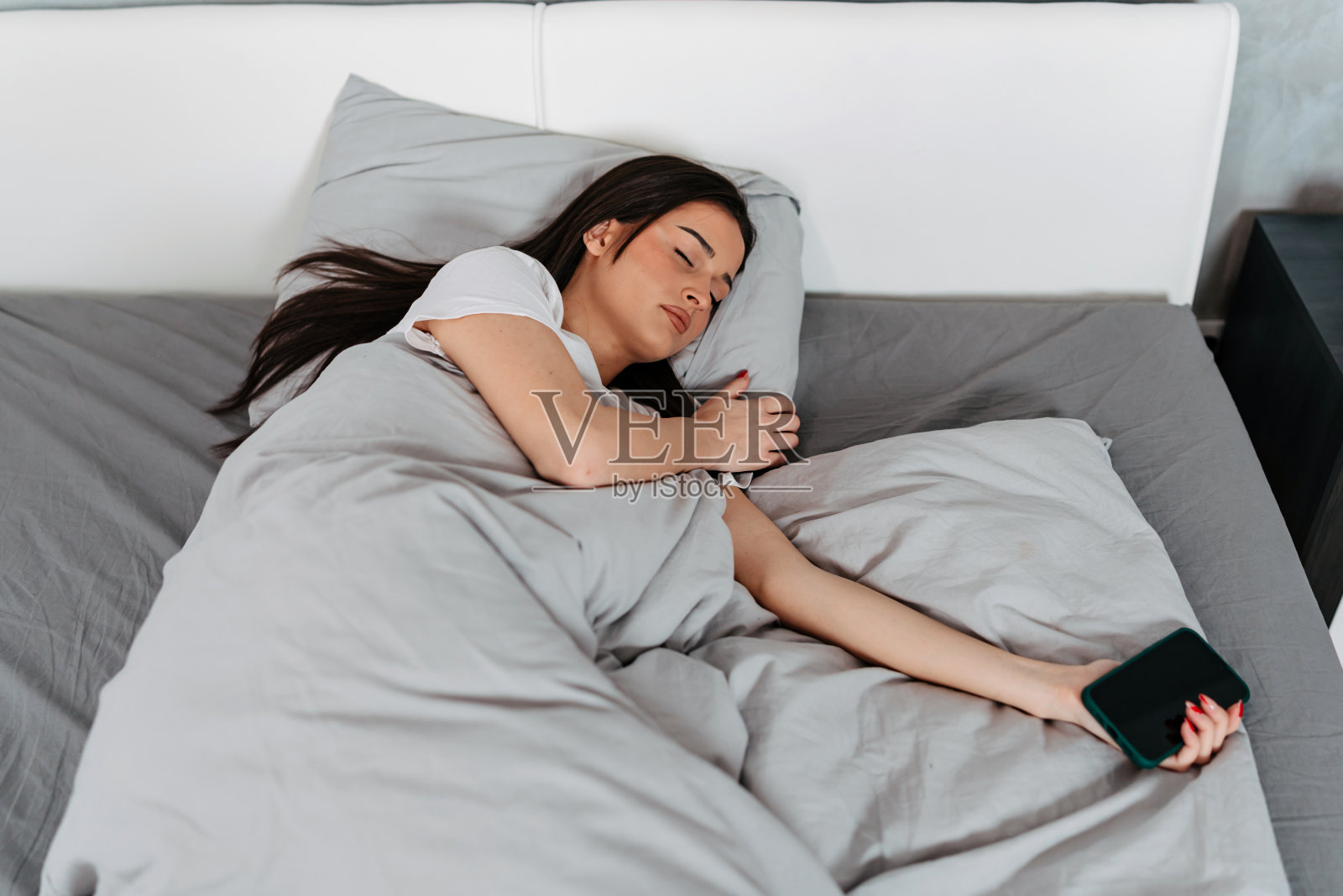 手机成瘾会导致睡眠不足照片摄影图片