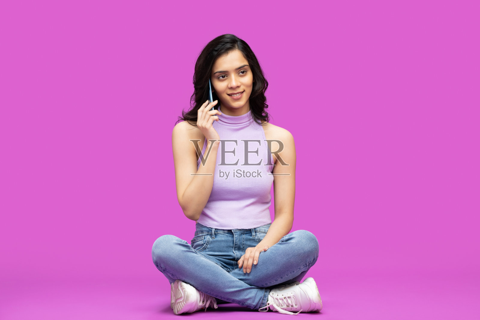 漂亮漂亮的女孩打电话给朋友的照片讨论孤立的紫色背景的股票照片照片摄影图片