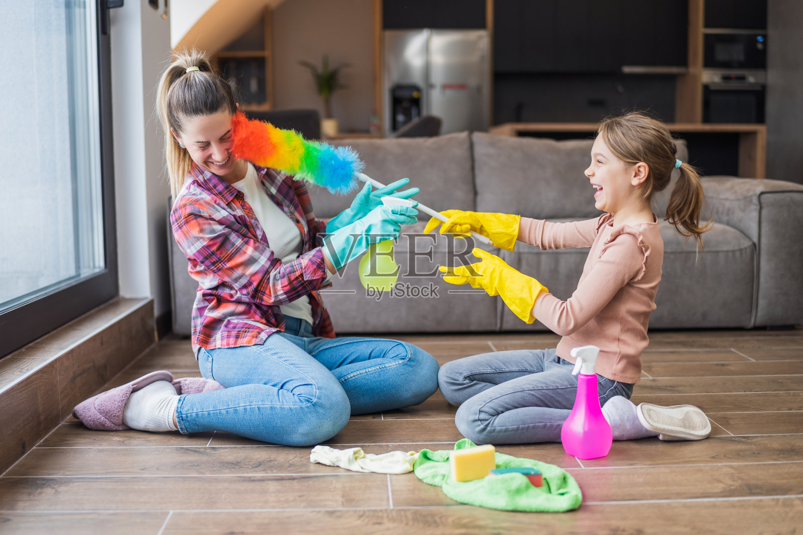 母亲和女儿在打扫房子时玩得很开心照片摄影图片