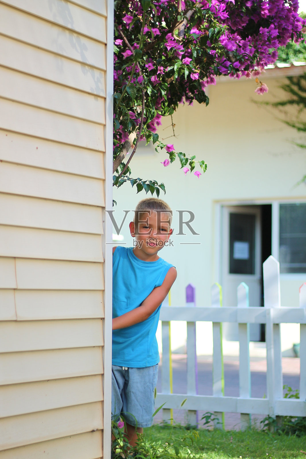 小孩在街上玩捉迷藏。夏季儿童娱乐照片摄影图片