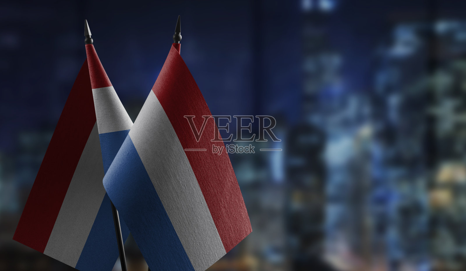 抽象模糊的背景上有一面小小的荷兰国旗照片摄影图片
