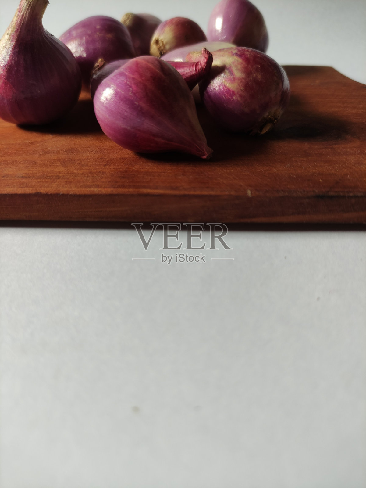 新鲜的红葱头或白洋葱照片摄影图片