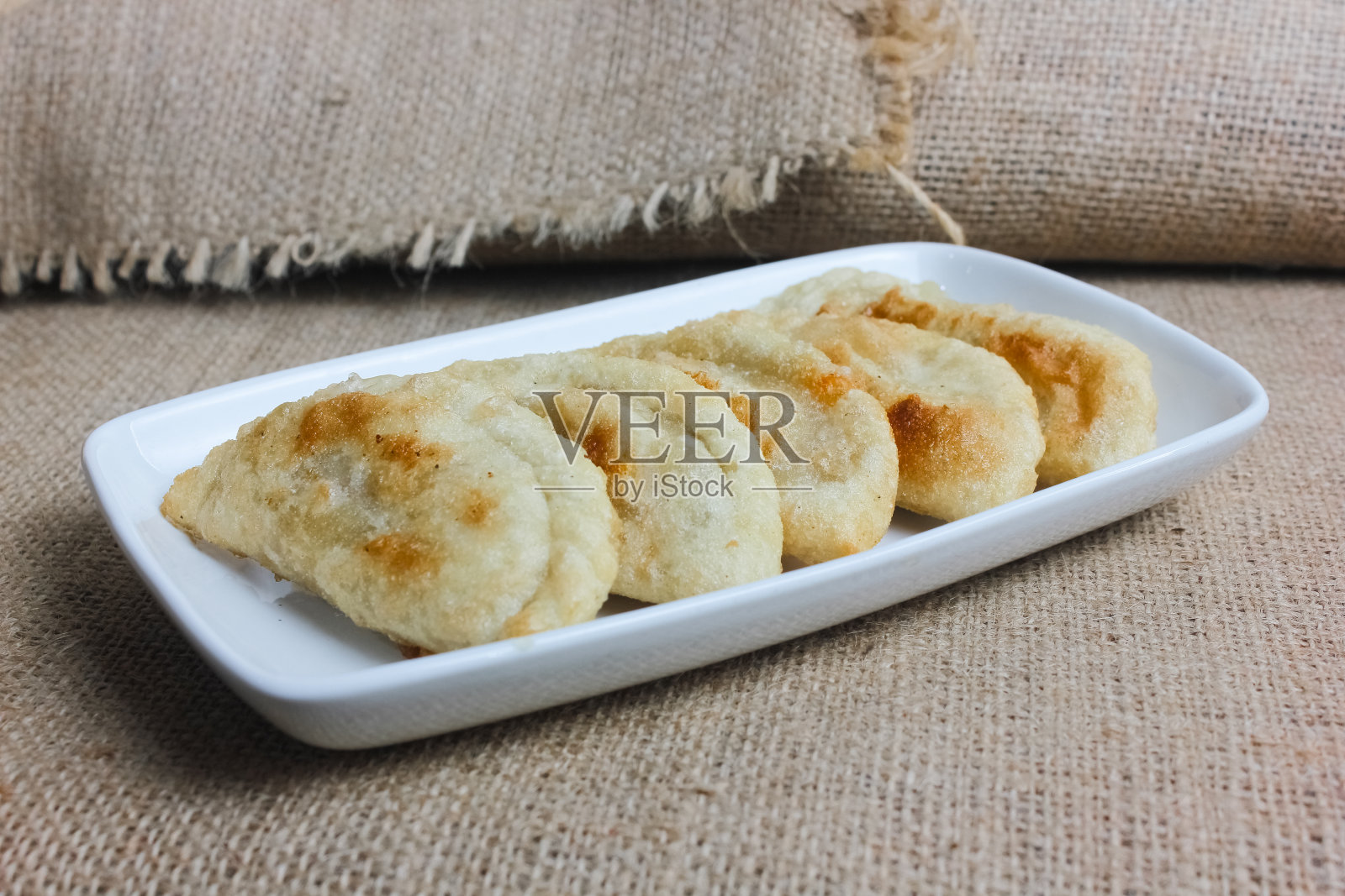 万隆的一种典型食物——香辣鸡肉。照片摄影图片