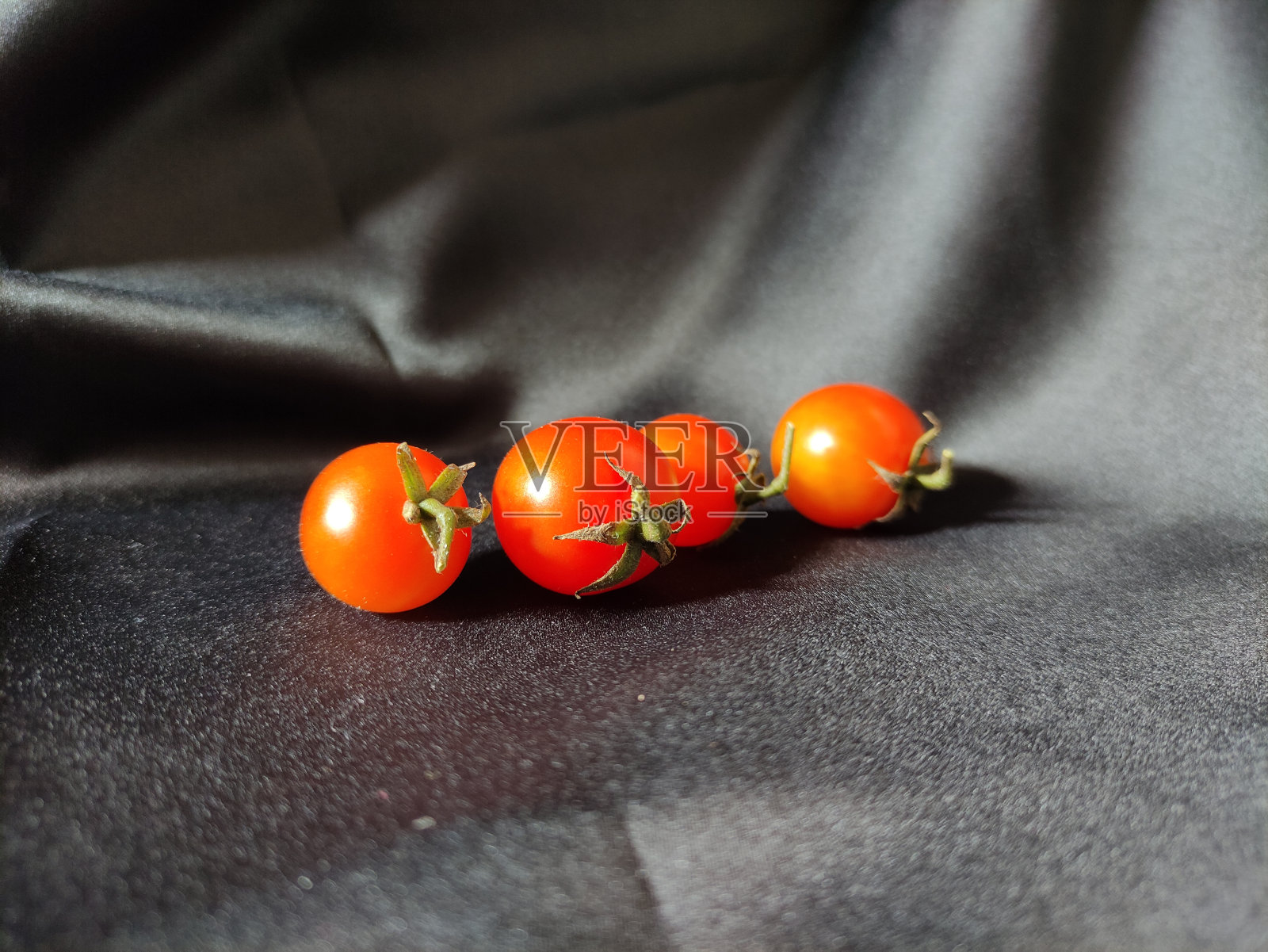 一个新鲜的红色樱桃番茄照片摄影图片